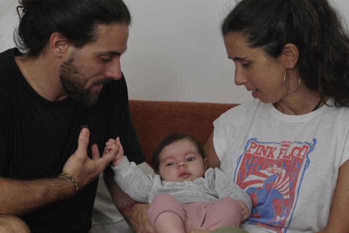 Pareja cuidando a su hija Pareja cuidando a su hija