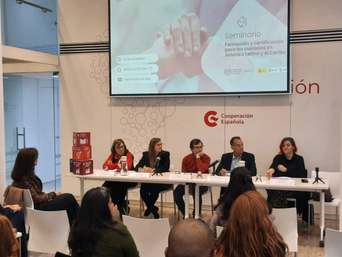 Seminario sobre formación, certificación y profesionalización de los cuidados Mesa de expositores.