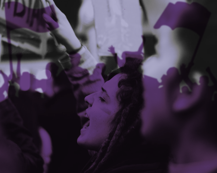 Placa conmemorativa del Día Internacional de la Democracia con mujeres en una manifestación