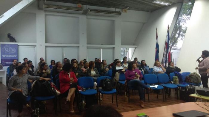 Grupo de docentes recibiendo una capacitación 