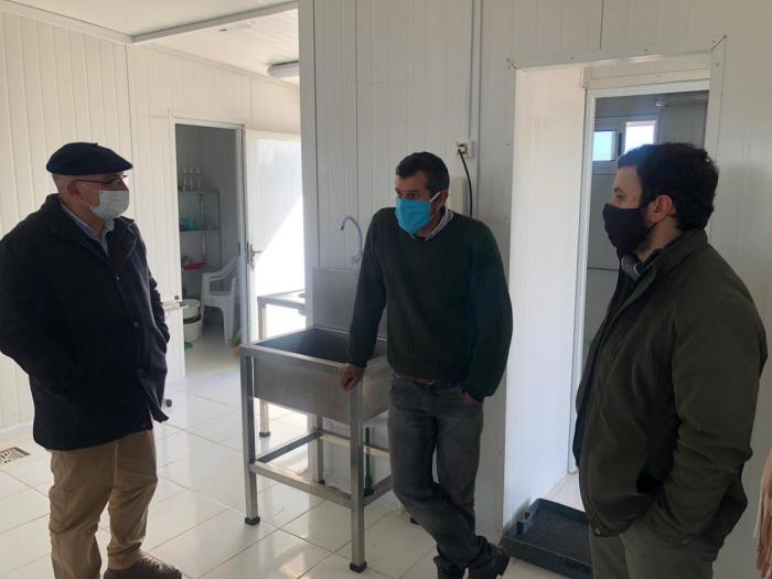 autoridades en planta de procesamiento de pescado recorrida por Flores