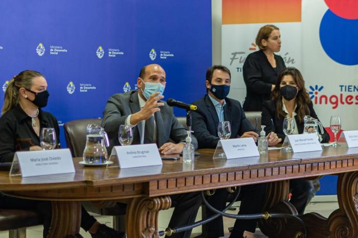 Autoridades del Mides y de Fundación Tienda Inglesa en firma de convenio laboral Mesa con representantes de Mides y Fundación Tienda Inglesa en firma de convenio