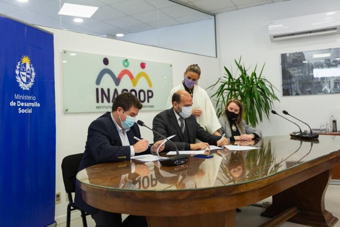 Martín Lema, Andrea Brugman y Martín Fernández en la mesa de firma del convenio