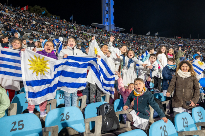 Niños, niñas y adolescentes en el Estadio Centenario en el partido de Uruguay Niños, niñas y adolescentes en el Estadio Centenario en el partido de Uruguay
