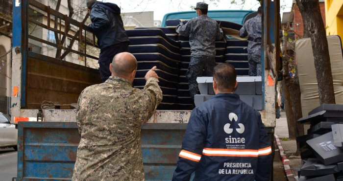 Personal de Sinae descargando un camión