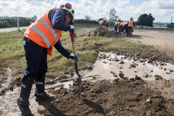 Mujeres trabajando en zanjado