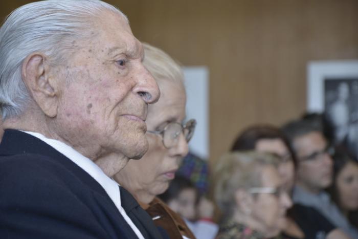 Hombre mayor mira a un lado Hombre mayor mira a un lado