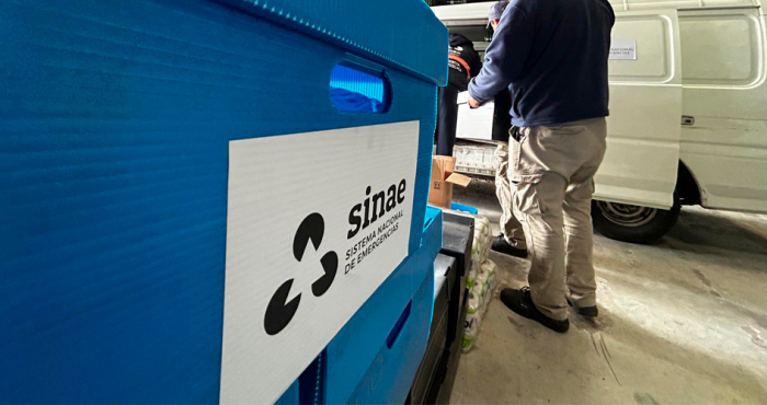 Primer plano caja azul con logo de Sinae