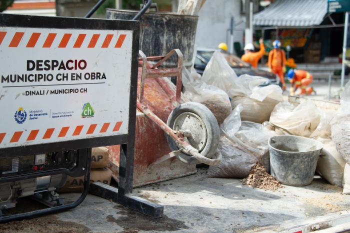 Cartel y materiales de trabajo (Foto: Presidencia)