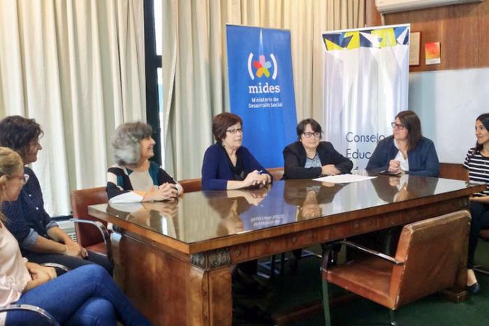 Firma de convenio MIDES - CETP UTU Autoridades del MIDES (ministra Mariana Arismendi y Mariella Mazzotti) y autoridades del CETP UTU ()