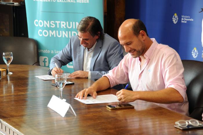 Autoridades de MIDES y Mevir firmando el acuerdo