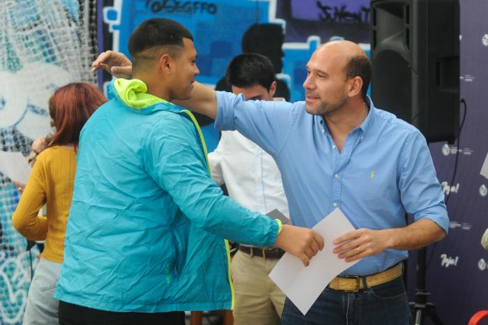 Ministro Lema entregando un diploma (Foto: Presidencia)