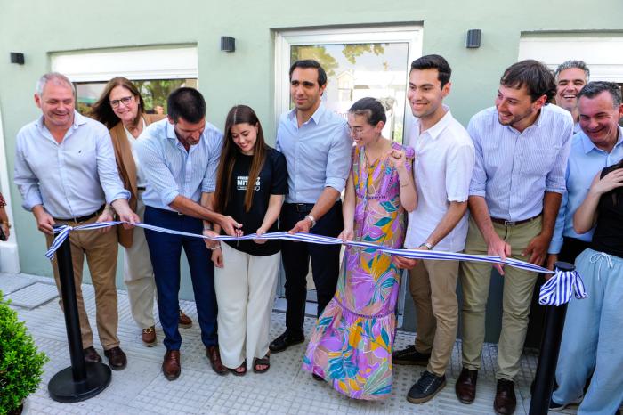 Corte de cinta en la inauguración del centro 