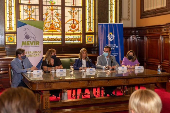 Mesa con autoridades de forma de convenio Autoridades en la firma del convenio