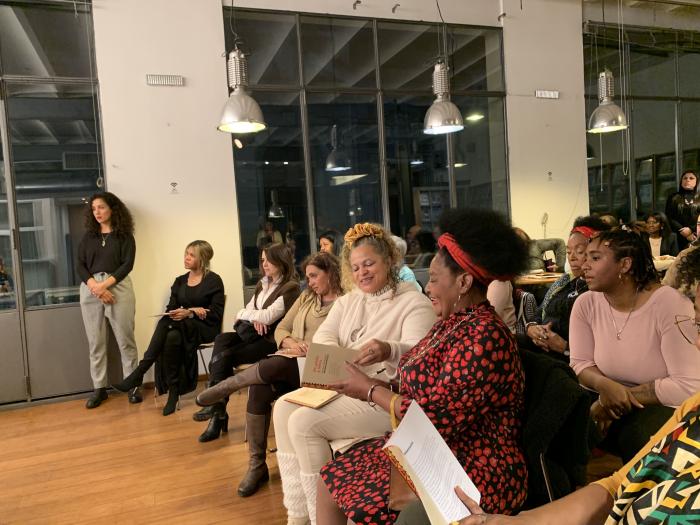 Auditorio, en primera fila la mujeres escritoras leen sus obras en libro.