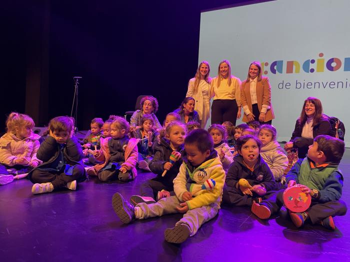 Niños que participaron del lanzamiento junto a las autoridades