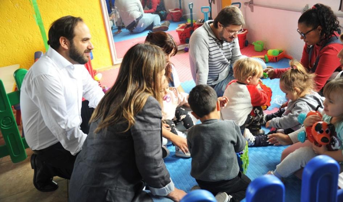 Ministro Civila en espacio de cuidados junto a padre madres, niñas y niños.