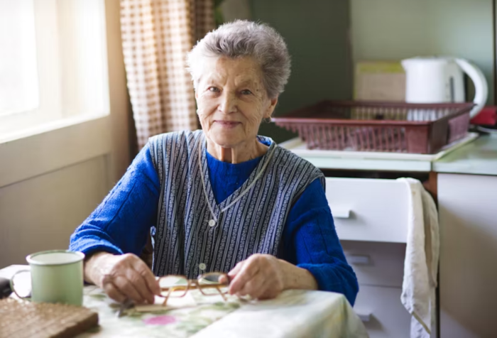 Mujer mayor en la cocina de su casa.