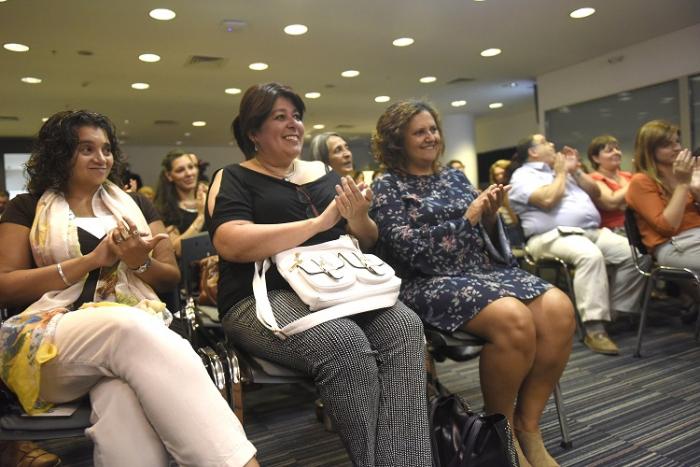 Personas en presentación del convenio Personas en la presentación del convenio, felices aplaudiendo.