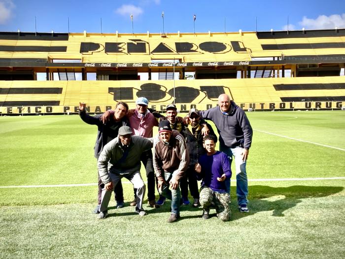 Participantes de programa MIDES en el campo de juego del estadio Campeón del Siglo