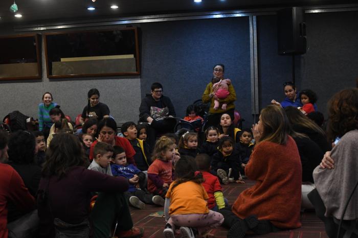Mediadoras de lectura contando historias a niños presentes 