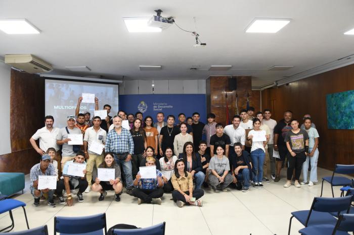 Estudiantes junto a docentes y autoridades presentes en la entrega de diplomas