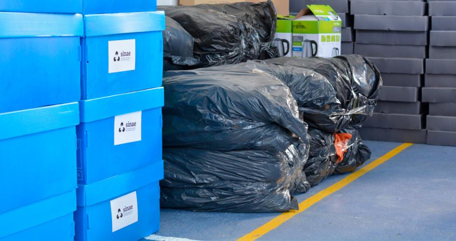 Cajas y bolsas sobre piso de centro de evacuados