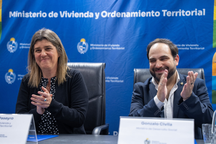 Civila y Paseyro aplaudiendo.