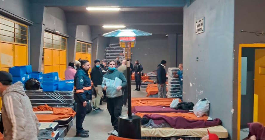Personas en centro de evacuados del Palacio Peñarol