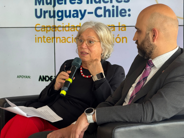 Mónica Xavier en uso de la palabra durante el taller Mujeres líderes emprendedoras Uruguay-Chile