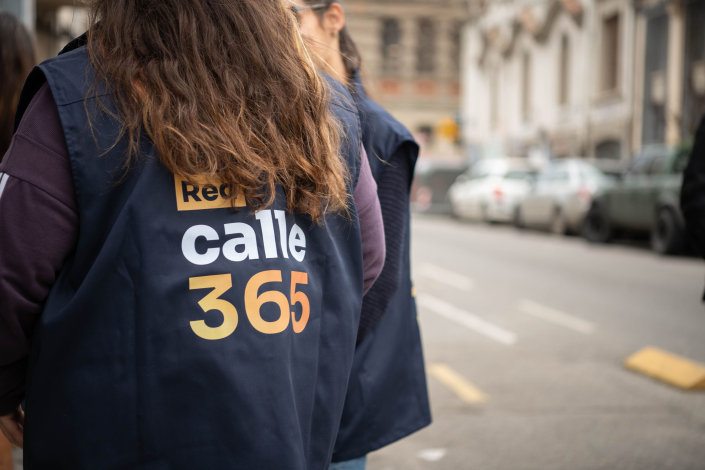Duplas de atención de la Red Calle 365. Mujer con chaleco que dice "Red Calle 365"