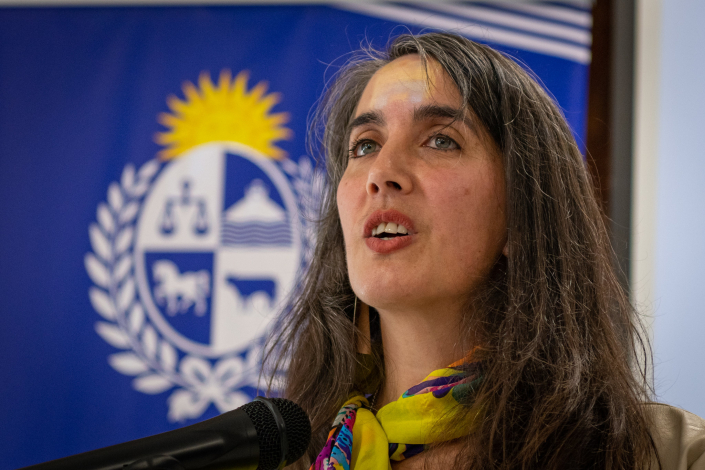 La directora de Inmayores hablando en un micrófono.