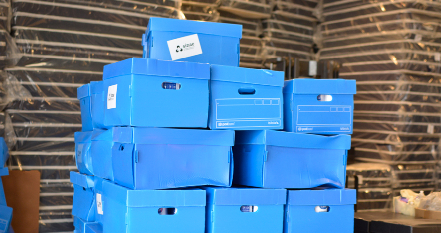 Pila de cajas azules