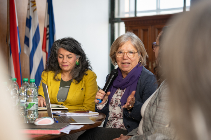 Dos mujeres sentadas en una reunión
