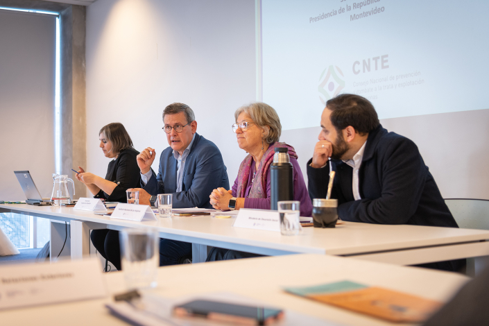 Autoridades en la primera sesión del consejo 