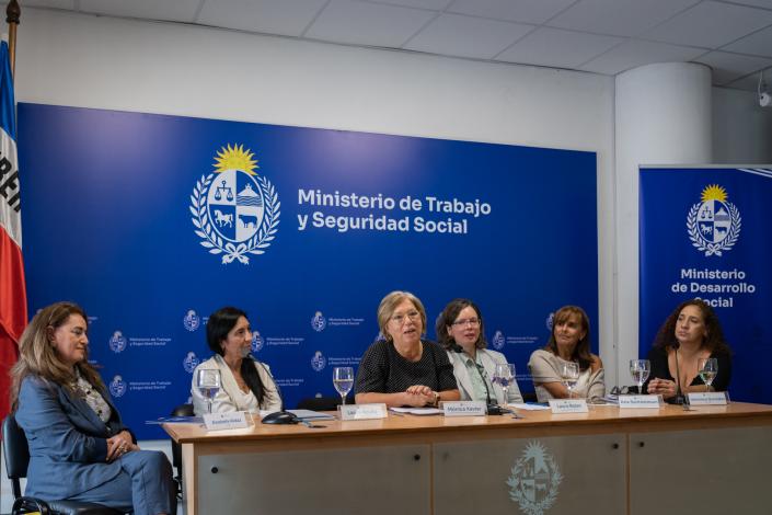 Mónica Xavier haciendo uso de la palabra en el relanzamiento de la CTIOTE