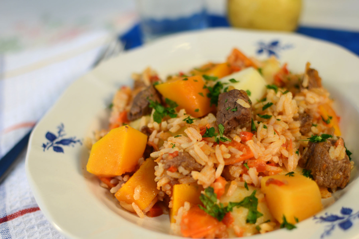 Plato de comida con verduras y arroz.