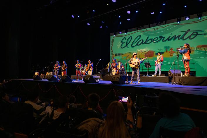 Escenario del Sodre con los músicos en escena 