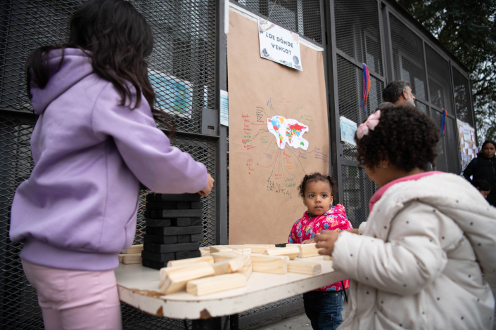 Niños migrantes jugando Niños migrantes jugando