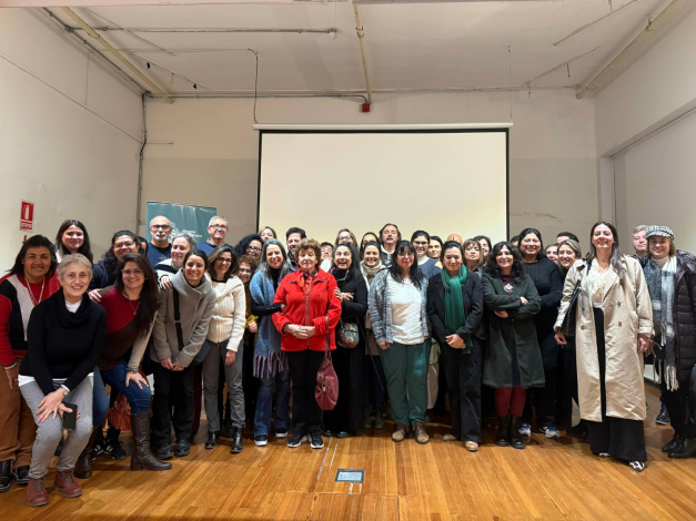 Todas las personas presentes en la actividad posan para una fotografía.