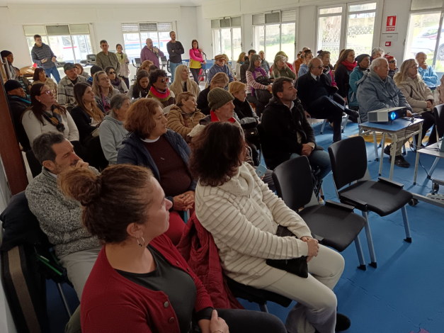 Un grupo de personas, sentadas en una sala, participan del diálogo por la accesibilidad.