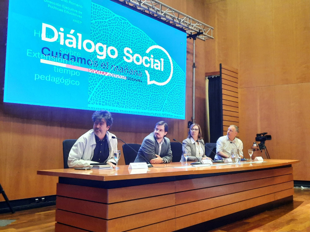 Susana Muñiz e integrantes de la mesa de expositores