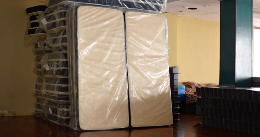 Colchones apilados en forma vertical