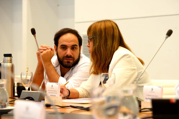 Ministro Civila en diálogo con ministra Cairo (Créditos foto: Presidencia)