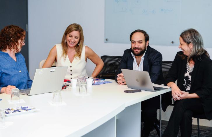 Ministro Civila junto a directora de Cuidados y asesora de la Secretaría de Cuidados y Discapacidad