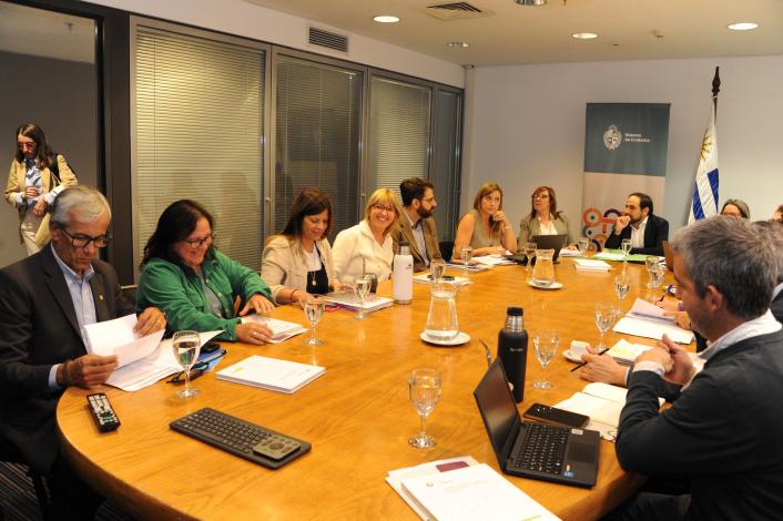 Autoridades que integran la junta de cuidados reunidos alrededor de una mesa 