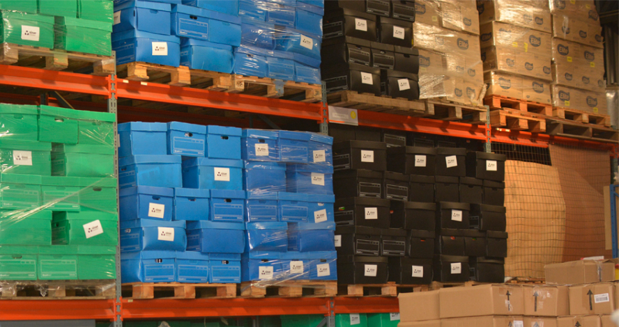 Cajas apiladas en estantes