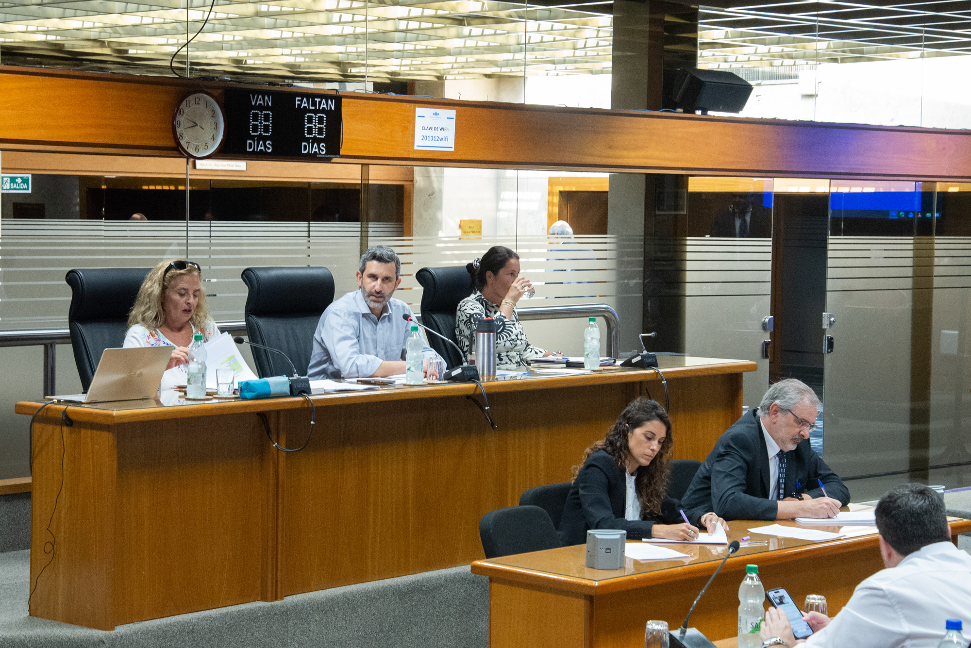 MEF compareció ante el Parlamento para explicar detalles del Acuerdo ...
