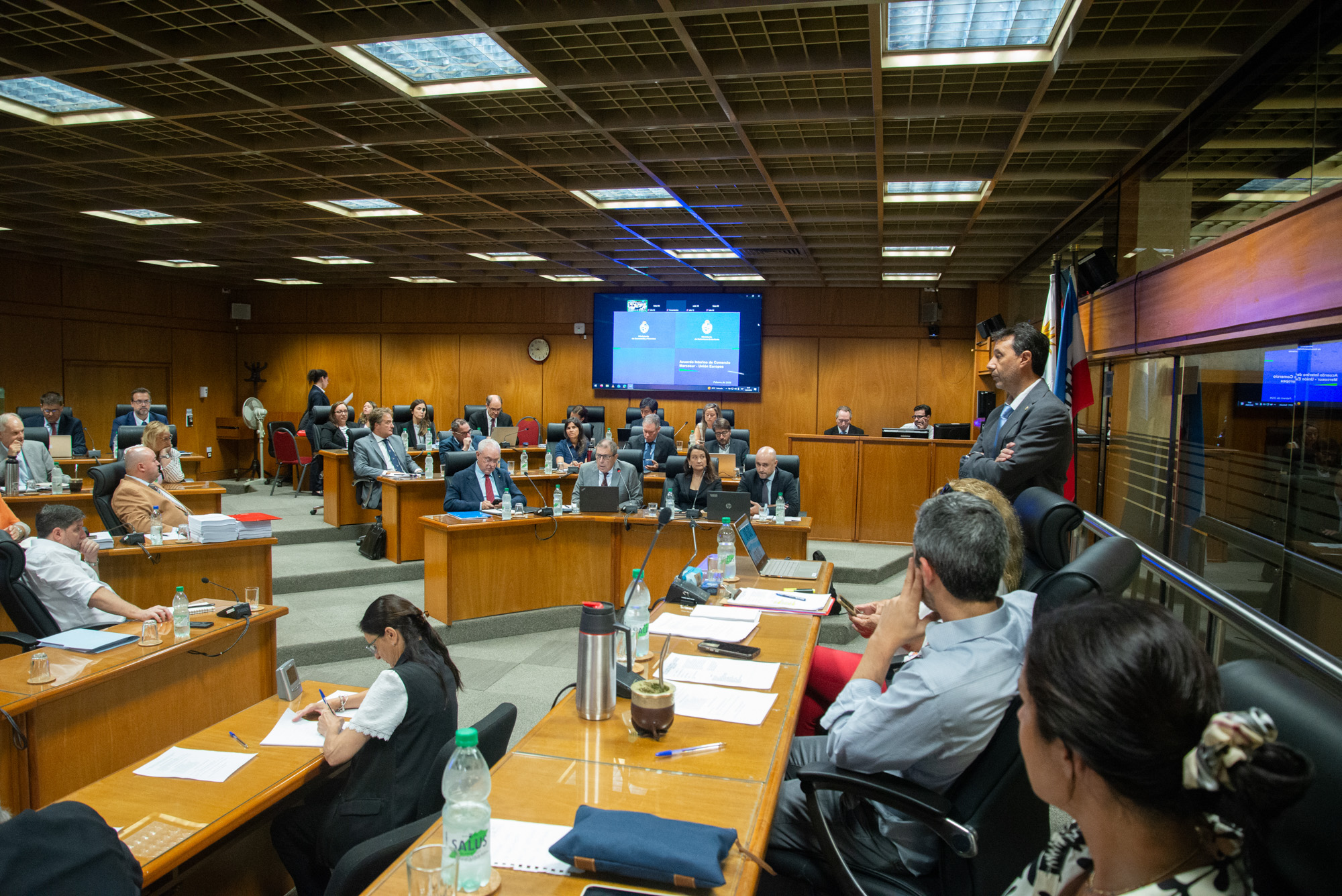 MEF compareció ante el Parlamento para explicar detalles del Acuerdo ...