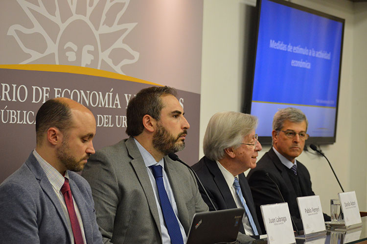 Juan Labraga, Pablo Ferreri, Danilo Astori, Fernando Serra Presentación de medidas de estímulo a la economía